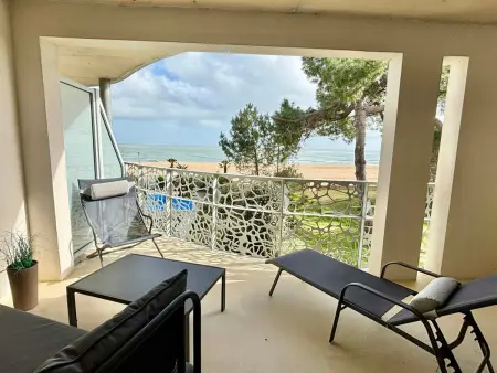 Appartement PMR 49m² face à la mer, balcon et piscine : photo 9