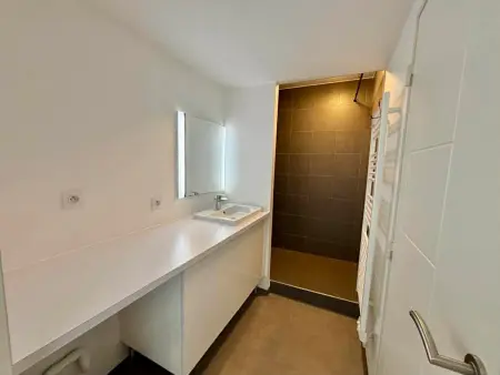 Appartement 2 chambres face mer, piscine chauffée, parking : photo 8
