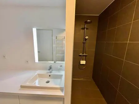 Appartement 2 chambres face mer, piscine chauffée, parking : photo 9