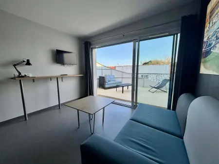 Appartement 2 chambres face plage, piscine chauffée à La Tranche : photo 3