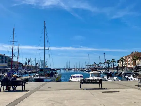 Location appartement à Mèze, Confort face au port de Mèze, climatisation et tout à pied