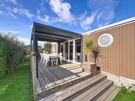 Location mobil home à Jullouville, Mobil-home tout confort près de la plage avec piscine chauffée, 3 chambres, terrasse et parking