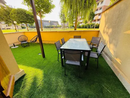 Location appartement à Jaca, Appartement Confortable à Jaca avec Terrasse Privée, Piscine et Garage