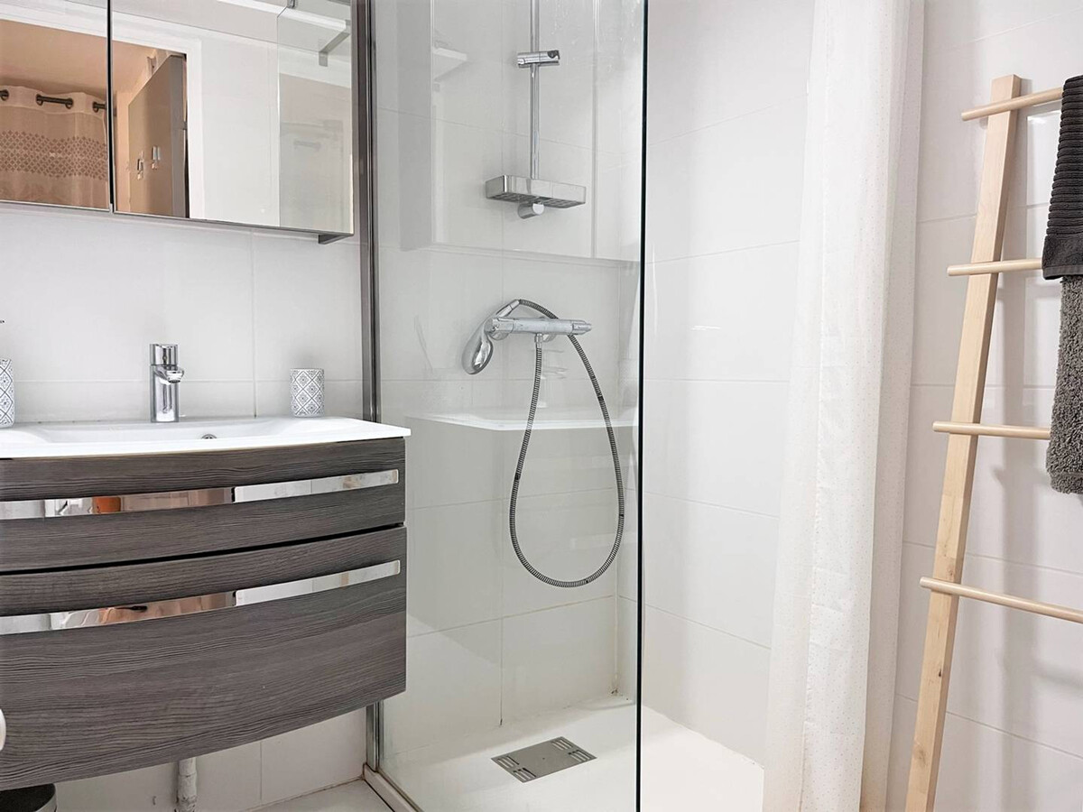 T2 climatisé terrasse 17m² – Le Lavandou - Photo 9