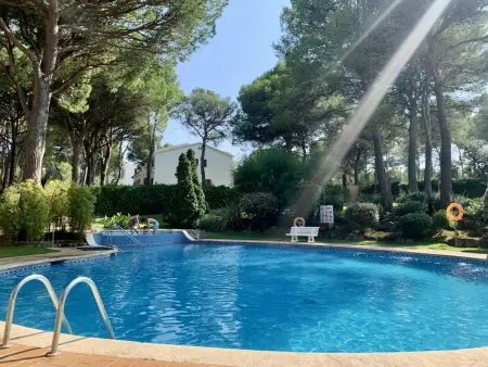 Location appartement à Pals, Spacieux rez-de-chaussée avec jardin privé, piscine, parking et proche plage de Pals