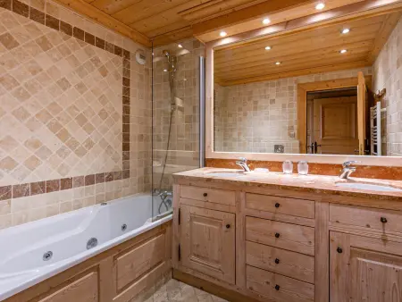 Chalet de Standing avec Cheminée et Sauna, Proche du Centre de Val-d'Isère - Photo 11
