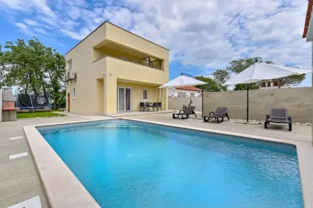 Location villa à Vodnjan, Villa moderne avec piscine d'hydromassage privée