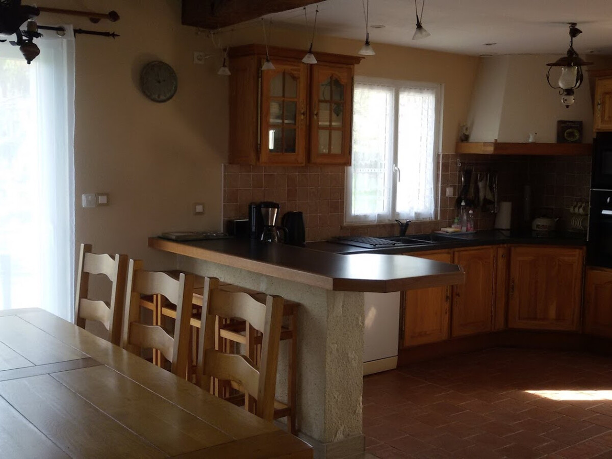 Gîte La Tassetière à Houssay, cheminée et terrasse - Photo 5