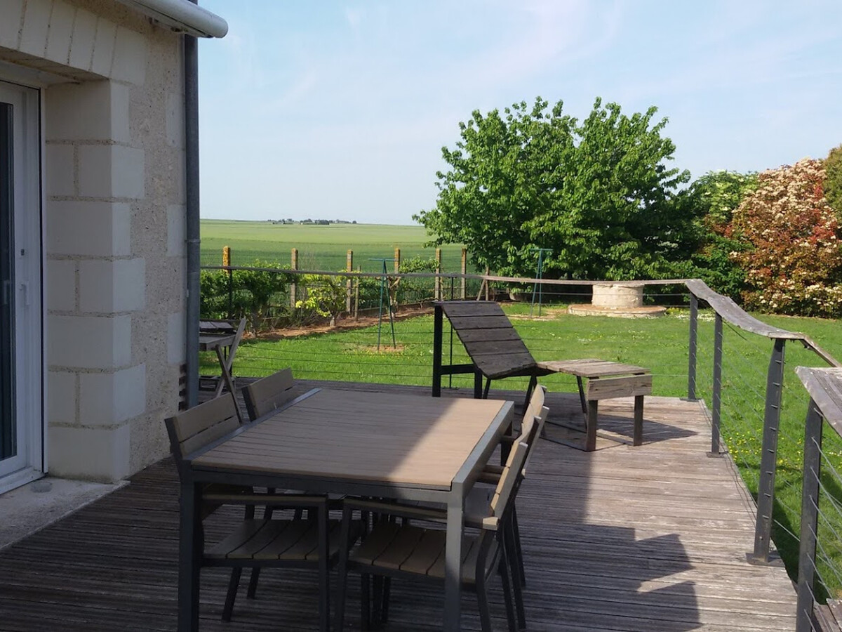 Gîte La Tassetière à Houssay, cheminée et terrasse - Photo 13