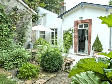 Location gite à Blois, Gîte de Charme au Cœur de Blois avec Jardin Privé, Garage et Équipements Modernes